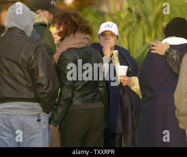 Attendent les résidents mot sur des êtres chers le 11 janvier 2005, à la suite d'un glissement de terrain massif hier La Conchita, en Californie. Un mur de boue pool dans le petit village le 10 janvier l'enfouissement plus de 15 maisons et tuant au moins quatre personnes. Pas moins de 20 personnes sont portées disparues. (Photo d'UPI/Jim Ruymen) Banque D'Images
