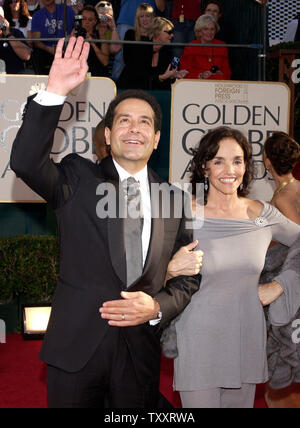 Acteur Tony Shalhoub (L) et son épouse Brooke Adams arrivent pour le 62e Golden Globe Awards à Los Angeles, Californie le 16 janvier 2005. (Photo d'UPI/Jim Ruymen) Banque D'Images