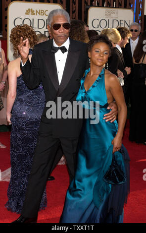 Morgan Freeman, nominé pour Meilleur acteur de soutien pour son travail dans Million Dollar Baby, arrive avec sa fille Deena au 62e Golden Globe Awards à Los Angeles, Californie le 16 janvier 2005. (Photo d'UPI/Jim Ruymen) Banque D'Images