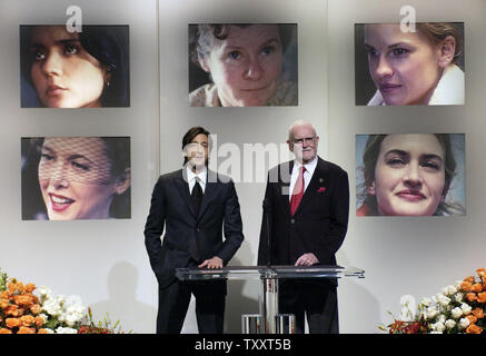 L'acteur oscarisé Adrian Brody (L) et l'Academy of Motion Picture Arts and Sciences, Président Frank Pierson annoncer les nominations pour la meilleure actrice pour la 77e Academy Awards annuels au cours d'une cérémonie télévisée à Beverly Hills, Californie le 25 janvier 2005. Les nominés pour la meilleure actrice dans un rôle principal sont, à partir d'en bas à gauche : Annette Bening, pour 'Being Julia,' Catalina Sandino Moreno, pour 'Maria pleine de grâce", Imelda Staunton, pour 'Vera Drake,' Hilary Swank, pour 'Million Dollar Baby', et Kate Winslet, pour "Eternal Sunshine of the Spotless Mind.' les Academy Awards sont prévus pour être ann Banque D'Images