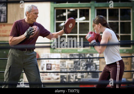 Clint Eastwood (L) et Hilary Swank sont représentés dans une scène du meilleur film de l'année nommé 'Million Dollar Baby' Eastwood et Swank sont également en nomination pour un meilleur acteur et actrice respectivement. Eastwood a également été nominé pour la troisième fois au meilleur Directeur. (Photo d'UPI/HO l'AMPAS) Banque D'Images