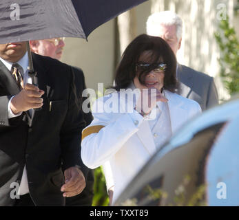 Michael Jackson et des membres de son entourage non identifiés à la sortie de Santa Barbara County Courthouse Lundi, 31 janvier 2005, pour une pause déjeuner au cours de la première journée de la sélection des jurés dans son procès d'agression d'enfants à Santa Maria, en Californie. (Photo d'UPI/Jim Ruymen) Banque D'Images