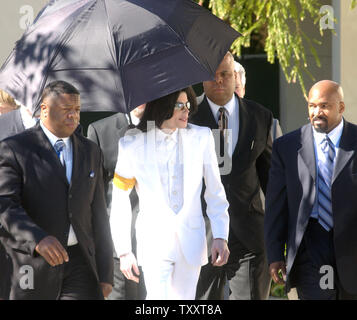 Michael Jackson et des membres de son entourage non identifiés à la sortie de Santa Barbara County Courthouse Lundi, 31 janvier 2005, pour une pause déjeuner au cours de la première journée de la sélection des jurés dans son procès d'agression d'enfants à Santa Maria, en Californie. (Photo d'UPI/Jim Ruymen) Banque D'Images