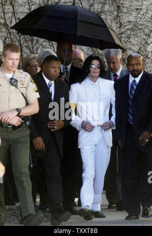 Michael Jackson et des membres de son entourage non identifiés à la sortie de Santa Barbara County Courthouse Lundi, 31 janvier 2005, pour une pause déjeuner au cours de la première journée de la sélection des jurés dans son procès d'agression d'enfants à Santa Maria, en Californie. (Photo d'UPI/Jim Ruymen) Banque D'Images