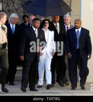 Michael Jackson et des membres de son entourage non identifiés à la sortie de Santa Barbara County Courthouse Lundi, 31 janvier 2005, pour une pause déjeuner au cours de la première journée de la sélection des jurés dans son procès d'agression d'enfants à Santa Maria, en Californie. (Photo d'UPI/Jim Ruymen) Banque D'Images