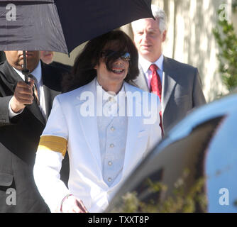 Michael Jackson et des membres de son entourage non identifiés à la sortie de Santa Barbara County Courthouse Lundi, 31 janvier 2005, pour une pause déjeuner au cours de la première journée de la sélection des jurés dans son procès d'agression d'enfants à Santa Maria, en Californie. (Photo d'UPI/Jim Ruymen) Banque D'Images