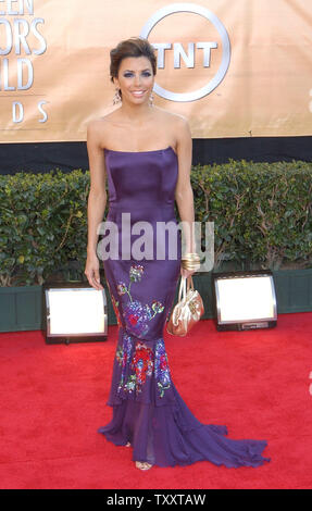 Eva Longoria, un acteur de la série télévisée, le NDP dépasse Housewives' nominé pour une performance exceptionnelle par un ensemble dans une série comique, arrive pour la 11e édition annuelle des Screen Actors Guild Awards le 5 février 2005, à Los Angeles. (Photo d'UPI/John Hayes) Banque D'Images