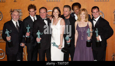 Acteurs de la série télévisée 'CSI Crime Scene Investigation", Robert David Hall, Eric Szmanda, Paul Guilfoyle, Jorja Fox, William Peterson, Gary Dourdan, Marg Helgenberger, George Eads, maintenez l'acteur statuettes ils ont gagné pour une performance exceptionnelle par un ensemble cast en série télévisée dramatique au cours de la 11e édition annuelle des Screen Actors Guild Awards au Shrine Auditorium à Los Angeles le 5 février 2005. Photo UPI/Jim Ruymen) Banque D'Images