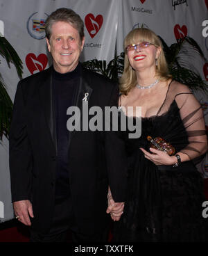 Chanteur et compositeur Brian Wilson (L) poser son épouse Melinda arrivent pour le 2005 Musicares Personne de l'année hommage le dîner en l'honneur Wilson au Paladium dans la section Hollywood de Los Angeles, Californie le 11 février 2005. Wilson, un ancien membre du légendaire groupe de chant les Beach Boys, continue de composer et d'effectuer dans le monde entier. Aide Musicares musiciens avec financiers, médicaux et besoins personnels. (Photo d'UPI/Jim Ruymen) Banque D'Images