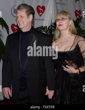 Chanteur et compositeur Brian Wilson (L) poser son épouse Melinda arrivent pour le 2005 Musicares Personne de l'année hommage le dîner en l'honneur Wilson au Paladium dans la section Hollywood de Los Angeles, Californie le 11 février 2005. Wilson, un ancien membre du légendaire groupe de chant les Beach Boys, continue de composer et d'effectuer dans le monde entier. Aide Musicares musiciens avec financiers, médicaux et besoins personnels. (Photo d'UPI/Jim Ruymen) Banque D'Images