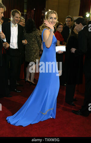 L'actrice britannique Kate Winslet arrive pour la 77e Academy Awards annuel tenu à le Kodak Theatre, le 29 février 2004, à Los Angeles. Winslet est en nomination pour la meilleure actrice pour son rôle dans "Eternal Sunshine of the Spotless Mind.' (UPI/Photo Laura Cavanaugh) Banque D'Images