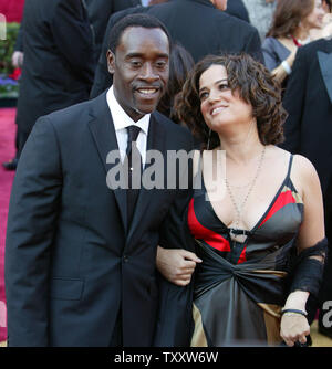 Don Cheadle arrive avec Bridgid Coulter pour la 77e Academy Awards annuel tenu à le Kodak Theatre, le 29 février 2004, à Los Angeles. Cheadle est nominé pour le meilleur acteur dans un rôle principal pour son film 'Hotel Rwanda.' (UPI Photo/Terry Schmitt) Banque D'Images