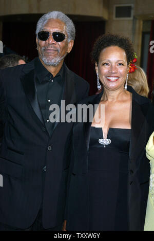 L'acteur Morgan Freeman arrive avec son épouse Myrna pour la 77e Academy Awards annuel tenu à le Kodak Theatre, le 29 février 2004, à Los Angeles. (Photo d'UPI/Laura Cavanaugh) Banque D'Images