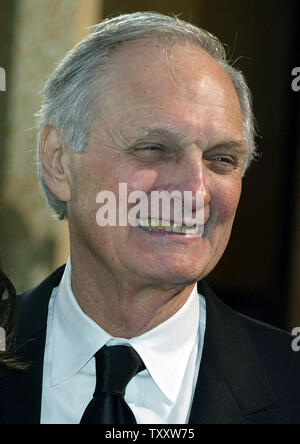 Acteur Alan Alda arrive pour la 77e Academy Awards annuel tenu à le Kodak Theatre, le 29 février 2004, à Los Angeles. (Photo d'UPI/Laura Cavanaugh) Banque D'Images