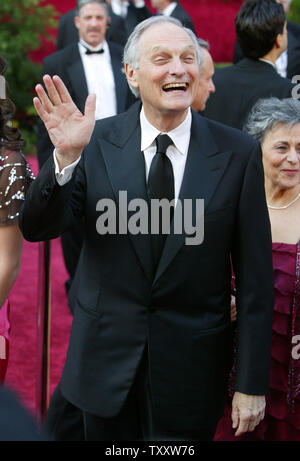 Acteur Alan Alda arrive pour la 77e Academy Awards annuel tenu à le Kodak Theatre, le 29 février 2004, à Los Angeles. (Photo d'UPI/Terry Schmitt) Banque D'Images