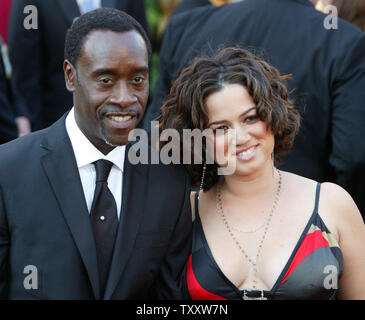 Don Cheadle arrive avec Bridgid Coulter pour la 77e Academy Awards annuel tenu à le Kodak Theatre, le 29 février 2004, à Los Angeles. Cheadle est nominé pour le meilleur acteur dans un rôle principal pour son film 'Hotel Rwanda.' (UPI Photo/Terry Schmitt) Banque D'Images