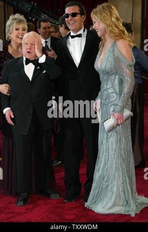 Mickey Rooney, centre gauche, et son épouse, Jan Chamberlin, gauche, acteurs salue Antonio Banderas et Melanie Griffith qu'ils arrivent pour la 77e Academy Awards annuel tenu à le Kodak Theatre, le 29 février 2004, à Los Angeles. (Photo d'UPI/Laura Cavanaugh) Banque D'Images