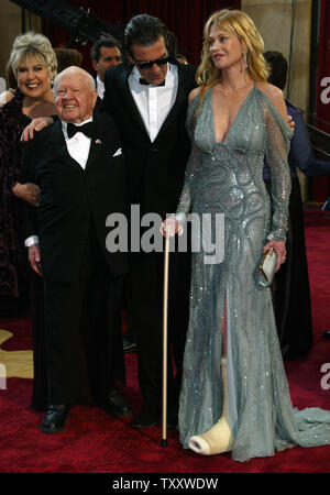 Mickey Rooney, centre gauche, et son épouse, Jan Chamberlin, gauche, acteurs salue Antonio Banderas et Melanie Griffith qu'ils arrivent pour la 77e Academy Awards annuel tenu à le Kodak Theatre, le 29 février 2004, à Los Angeles. (Photo d'UPI/Laura Cavanaugh) Banque D'Images