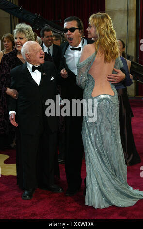 Mickey Rooney, centre gauche, et son épouse, Jan Chamberlin, gauche, acteurs salue Antonio Banderas et Melanie Griffith qu'ils arrivent pour la 77e Academy Awards annuel tenu à le Kodak Theatre, le 29 février 2004, à Los Angeles. (Photo d'UPI/Laura Cavanaugh) Banque D'Images