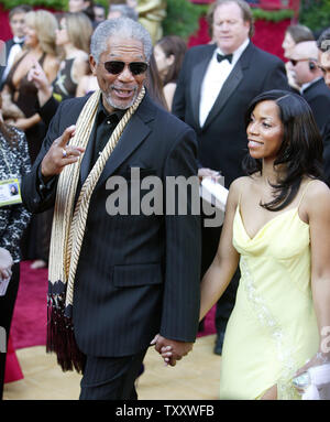 L'acteur Morgan Freeman arrive avec sa fille, Morgana pour la 77e Academy Awards annuel tenu à le Kodak Theatre, le 29 février 2004, à Los Angeles. Freeman a gagné un Oscar son acteur de soutien rôle dans 'Million Dollar Baby' (UPI Photo/Terry Schmitt) Banque D'Images