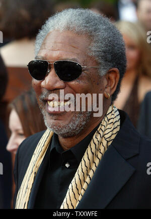 L'acteur Morgan Freeman arrive pour la 77e Academy Awards annuel tenu à le Kodak Theatre, le 29 février 2004, à Los Angeles. Freeman a gagné un Oscar son acteur de soutien rôle dans 'Million Dollar Baby' (UPI Photo/Terry Schmitt) Banque D'Images