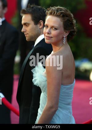 Charlize Theron et son petit ami Stuart Townsend arrivent pour la 77e Academy Awards annuel tenu à le Kodak Theatre, le 29 février 2004, à Los Angeles. (Photo d'UPI/Terry Schmitt) Banque D'Images