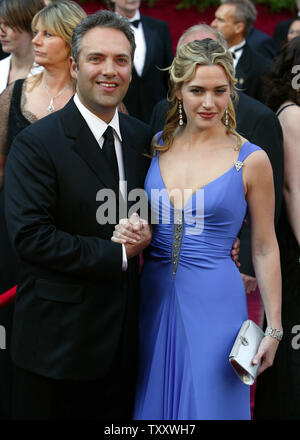 L'actrice britannique Kate Winslet et son mari Sam Mendes, directeur britannique arrivent pour la 77e Academy Awards annuel tenu à le Kodak Theatre, le 29 février 2004, à Los Angeles. Winslet est en nomination pour la meilleure actrice pour son rôle dans "Eternal Sunshine of the Spotless Mind.' (UPI Photo/Terry Schmitt) Banque D'Images