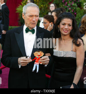 Clint Eastwood, nominé pour l'Oscar du meilleur acteur et du meilleur réalisateur pour son film 'Million Dollar Baby', et son épouse Dina Eastwood arrivent pour la 77e Academy Awards annuel tenu à le Kodak Theatre, le 29 février 2004, à Los Angeles. (Photo d'UPI/Terry Schmitt) Banque D'Images