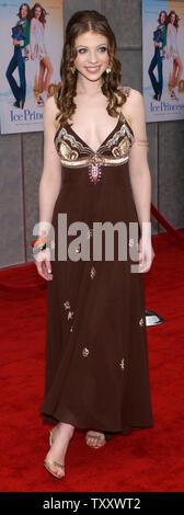 L'actrice américaine Michelle Trachtenberg, la star de la comédie dramatique motion photo 'Ice Princess', arrive pour la première du film au El Capitan Theatre dans la section Hollywood de Los Angeles, le 13 mars 2005. (Photo d'UPI/Jim Ruymen) Banque D'Images