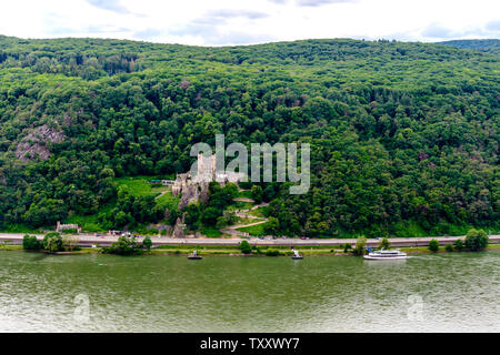 Château Burg Rheinstein, rivière avec un bateau par Assmanshausen dans la vallée du Haut-Rhin moyen (Mittelrhein), à proximité de Rudesheim, Bingen. Allemagne Banque D'Images