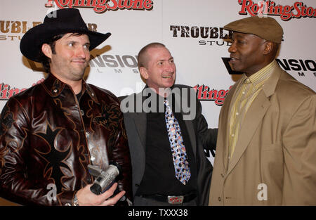 Administration de la nouvelle motion photo thriller 'Sin City', Robert Rodriguez (L) et Frank Miller (C) partager un moment avec l'acteur Michael Clarke Duncan (R) à la première du film à Los Angeles le 28 mars 2005. Le film est basé sur la bande dessinée populaire 'Sin City', et s'ouvre aux États-Unis le 1 avril. Photo UPI/Jim Ruymen) Banque D'Images