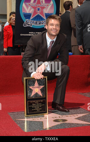 Ryan Seacrest, diffuseur hôte de l'émission de télévision 'American Idol' contient une réplique de la plaque de sa nouvelle star au cours d'une cérémonie de dévoilement sur le Hollywood Walk of Fame à Los Angeles le 20 avril 2005. Seacrest a été honoré avec le 282e, 2 étoiles pour ses réalisations dans la radiodiffusion. (Photo d'UPI/Jim Ruymen) Banque D'Images