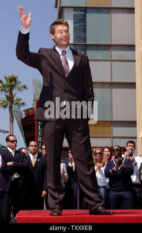 Ryan Seacrest, diffuseur hôte de l'émission de télévision "American Idol,'vagues aux fans qu'il est introduit pour une cérémonie sur le Hollywood Walk of Fame à Los Angeles le 20 avril 2005.. Seacrest a été honoré avec le 2,282ème étoile pour ses réalisations au sein de la radiodiffusion. (Photo d'UPI/Jim Ruymen) Banque D'Images