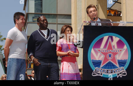 Ryan Seacrest diffuseur (R) fait des commentaires comme les autres acteurs de l'émission de télévision 'American Idol', Simon Cowell, Randy Jackson et Paula Abdul (L-R) chercher sur lors d'une cérémonie de dévoilement d'honorer avec le Seacrest 2,282ème étoile sur le Hollywood Walk of Fame star à Los Angeles le 20 avril 2005. Seacrest a été honoré pour ses réalisations dans la radiodiffusion. (Photo d'UPI/Jim Ruymen) Banque D'Images