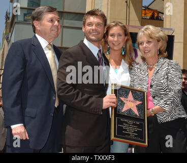 Ryan Seacrest télédiffuseur détenant une réplique de la plaque, pose avec son père Gary, sœur Meredith et sa mère Connie (L-R) au cours d'une cérémonie de dévoilement d'honorer avec le Seacrest 2,282ème étoile sur le Hollywood Walk of Fame star à Los Angeles le 20 avril 2005. Seacrest a été honoré pour ses réalisations dans la radiodiffusion. (Photo d'UPI/Jim Ruymen) Banque D'Images