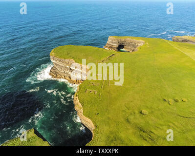 Dun Briste mer pile dans le comté de Mayo en Irlande. c'est l'un des endroits le long de la manière sauvage de l'Atlantique Banque D'Images