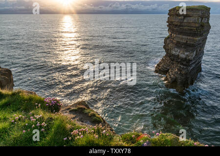 Dun Briste mer pile dans le comté de Mayo en Irlande. c'est l'un des endroits le long de la manière sauvage de l'Atlantique Banque D'Images