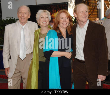 Ron Howard, extrême droite, directeur du nouveau film 'Cinderella Man', arrive avec sa femme, Cheryl, deuxième à partir de la droite, et de ses parents, l'acteur/réalisateur Rance Howard et de l'actrice Jean Speegle Howard, à la première du film dans la section Universal City de Los Angeles, lundi 23 mai 2005. (Photo d'UPI/Jim Ruymen) Banque D'Images