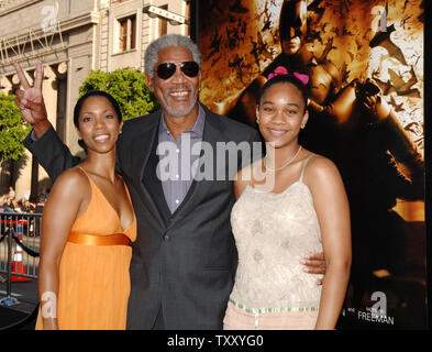 Les gestes de l'acteur Morgan Freeman comme il arrive avec sa fille, Morgana (L) et petite-fille Alexis pour la première de "Batman Begins", le lundi 6 juin 2005 à Grauman's Chinese Theatre dans la section Hollywood de Los Angeles. Caine fidèlement Lucius Fox dans le film. (Photo d'UPI/Jim Ruymen) Banque D'Images