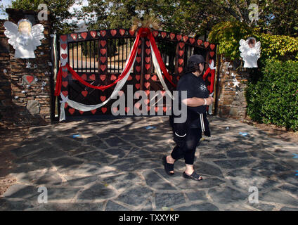 Un ventilateur non identifié passe devant l'entrée de Michael Jackson's ranch Neverland à Los Olivos, en Californie le 8 juin 2005. Les jurés dans les procès d'agression d'enfants Michael Jackson a pris fin quatre jours de délibérations mercredi sans un verdict. (Photo d'UPI/Jim Ruymen) Banque D'Images