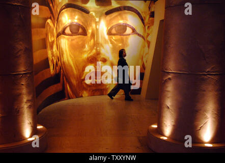 Un garde de sécurité marche à travers un couloir, le début de la 'Toutankhamon et l'âge d'Or des Pharaons", exposition de colonnes en pierre et d''une grande photographie du roi Tut au Los Angeles County Museum of Art le jour d'ouverture à Los Angeles le 17 juin 2005. Objets provenant de tombes de l'Égyptien jeune roi Toutankhamon et de plusieurs de ses proches font partie d'une pièce 130-exposition, organisée par le National Geographic avec la coopération du Conseil suprême égyptien des antiquités, qui commence une tournée de 27 mois de l'avance américaine près de 300 000 billets ont été vendus. (Photo d'UPI/Jim Ruymen Banque D'Images