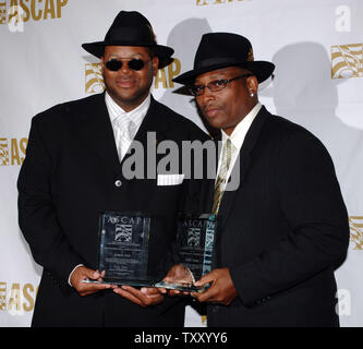 Les producteurs Jimmy Jam Musique (L) et Terry Lewis tenir le rythme et l'âme de l'ASCAP awards du patrimoine qu'ils ont reçu à l'American Society of Composers, Authors and Publishers (ASCAP) le rythme et l'âme Music Awards à Los Angeles le 27 juin 2005. (Photo d'UPI/Jim Ruymen) Banque D'Images