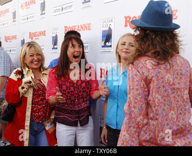 Roseanne, Laurie Metcalf et Alicia Goranson (L-R), acteurs dans la série de comédie à la télévision, 'Roseanne' réagir en tant qu'acteur Sandra Bernhard arrive sur le tapis rouge à la soirée de lancement de DVD de 'Roseanne Saison 1" à Los Angeles le 18 juillet 2005. (Photo d'UPI/Jim Ruymen) Banque D'Images