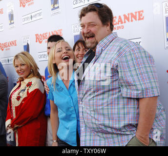 Roseanne (L), qui dépeint Roseanne Connor dans la série de comédie à la télévision, 'Roseanne' regarde sur en tant qu'acteurs Alicia Goranson (2L), qui dépeint Becky Conner et John Goodman (R) partager un moment à la fête de lancement de DVD de 'Roseanne Saison 1" à Los Angeles le 18 juillet 2005. (Photo d'UPI/Jim Ruymen) Banque D'Images