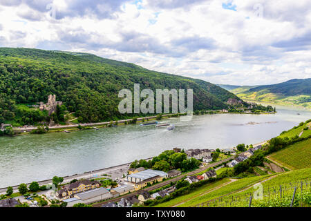 Château Burg Rheinstein et Reichenstein, vallée du Rhin moyen supérieur (Mittelrhein), vignobles près de Rudesheim am Rhein, Allemagne Assmannshausen Banque D'Images