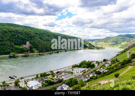 Château Burg Rheinstein et Reichenstein, vallée du Rhin moyen supérieur (Mittelrhein), vignobles près de Rudesheim am Rhein, Allemagne Assmannshausen Banque D'Images