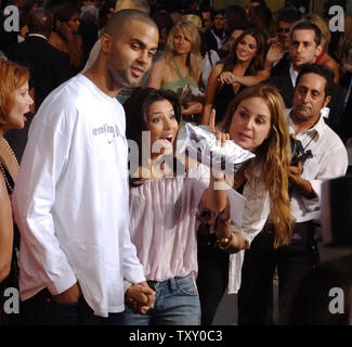 L'actrice Américaine Eva Longoria (R), la star de la série télévisée, le NDP dépasse Housewives' et ami français, joueur professionnel de basket-ball Tony Parker des San Antonio Spurs arrivent comme invités pour la première de la nouvelle motion picture drama "Hustle & Flow" à Los Angeles le 20 juillet 2005. Le film réalisé par Craig Brewer, raconte l'histoire d'un arnaqueur à viser de Memphis, joué par Terrence Howard, qui essaie de changer de vie et réalise son rêve de devenir un chanteur de rap. Le film s'ouvre aux États-Unis le 22 juillet. (Photo d'UPI/Jim Ruymen) Banque D'Images