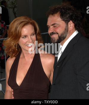 L'actrice Elizabeth Perkins, un acteur dans la comédie romantique motion picture "Must Love Dogs", arrive avec son mari, cinéaste argentin Julio Macat lors de la première du film à Los Angeles, Californie le 21 juillet 2005. Le film, qui s'ouvre le 29 juillet aux États-Unis, raconte l'histoire d'une femme récemment divorcée qui est prudemment redécouvrir la romance avec l'aide de sa famille bien intentionnés. (Photo d'UPI/Jim Ruymen) Banque D'Images