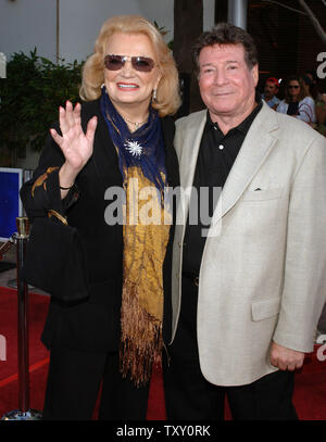 L'actrice Gena Rowlands (L), un acteur dans le thriller romantique motion photo 'La clé de squelette', arrive avec Robert Forrest pour la première du film au cinéma Universal Studios à Los Angeles, le 2 août 2005. Le thriller dépeint l'histoire de l'hospice Caroline travailleur (Kate Hudson), qui obtient l'accès à une pièce secrète, grâce à un squelette de clé, qui a été désigné pour pratiquer la magie noire à la maison d'un stroke-victime qui est clouée au lit et ne peut pas parler. Le film s'ouvre aux États-Unis le 12 août 2005. (Photo d'UPI/Jim Ruymen) Banque D'Images