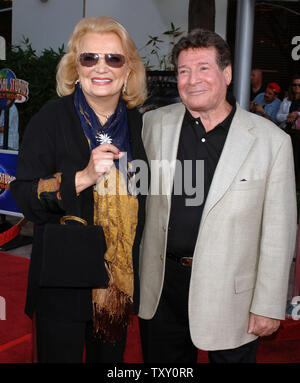 L'actrice Gena Rowlands (L), un acteur dans le thriller romantique motion photo 'La clé de squelette', arrive avec Robert Forrest pour la première du film au cinéma Universal Studios à Los Angeles, le 2 août 2005. Le thriller dépeint l'histoire de l'hospice Caroline travailleur (Kate Hudson), qui obtient l'accès à une pièce secrète, grâce à un squelette de clé, qui a été désigné pour pratiquer la magie noire à la maison d'un stroke-victime qui est clouée au lit et ne peut pas parler. Le film s'ouvre aux États-Unis le 12 août 2005. (Photo d'UPI/Jim Ruymen) Banque D'Images